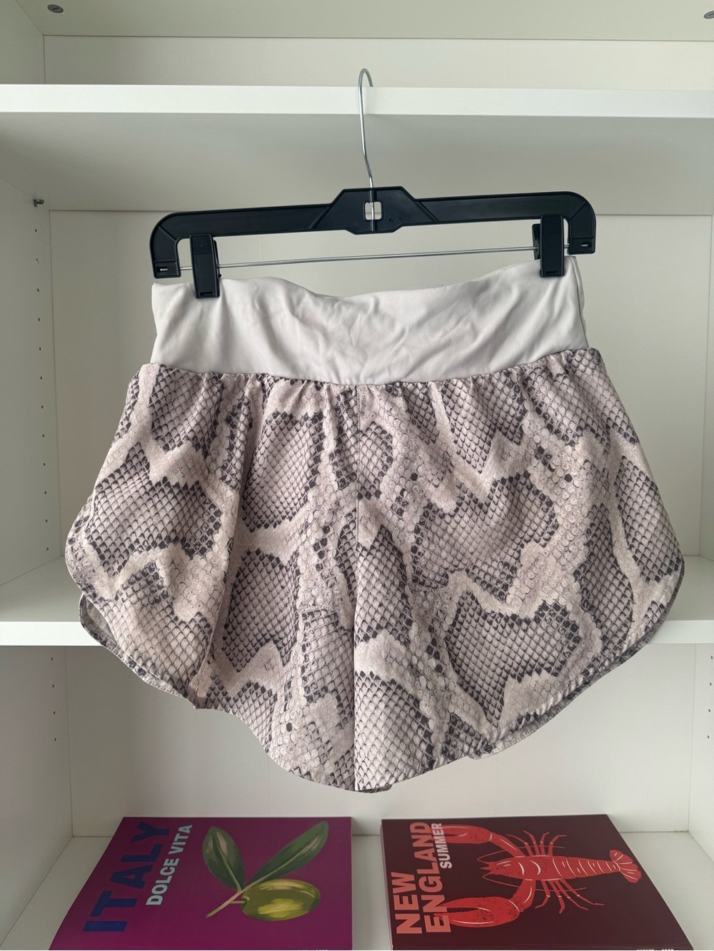VARLEY Derby Shorts Alabaster Python - Picture 2 of 5